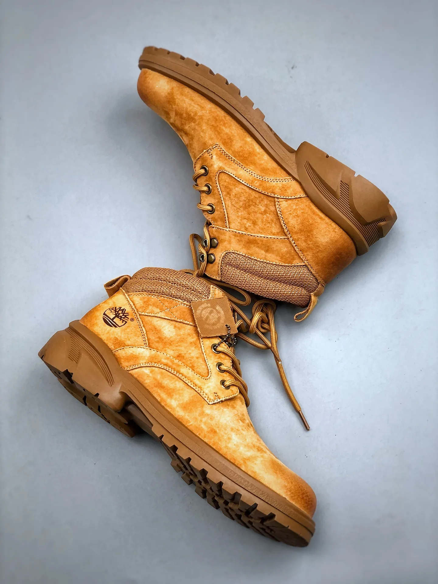 Local self-pickup 💰560 supports store release. New goods 🚀Timberland Timberland outdoor mid-top casual rhubarb boots series. Guangdong factory quality. Original box and original packaging. The fabric is made of Italian 🇮🇹 top-grade frosted fine-grained cowhide. It is paired with anti-odor and anti-corrosion genuine leather latex insoles to give you a perfect wearing experience. High-quality and durable. A must-have for sportsmen. Specially designed to handle handsomeness. High-quality and first-class foot feel. Size: 38-44 (leather shoe size)
